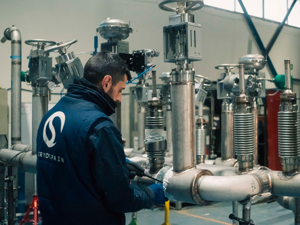 Vacuum-insulated piping